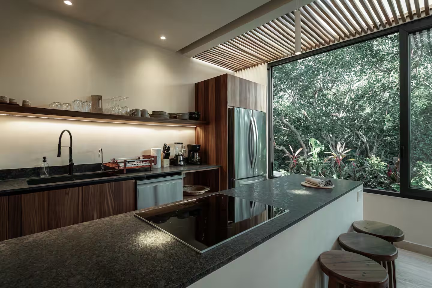 Cozinha equipada do Airbnb de Tulum pronta para snacks e cafés da manhã leves