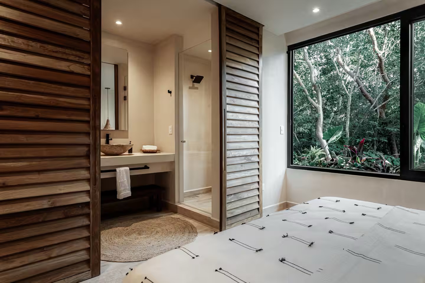 Quarto preparado com vista verde para começar a viagem com tranquilidade