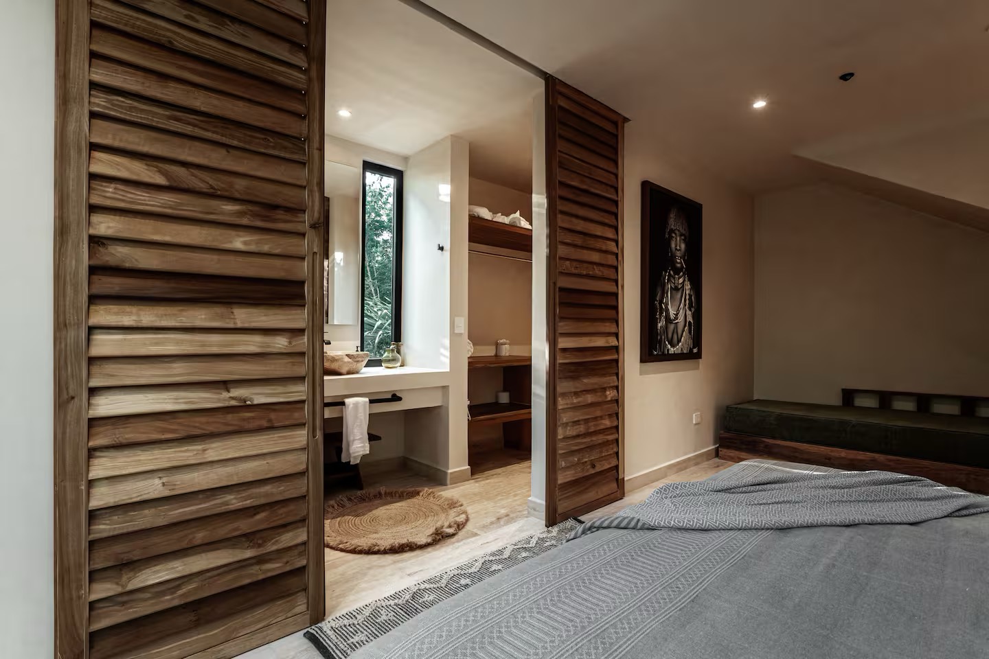 Detalhes de design natural e banheiro integrado na segunda suíte