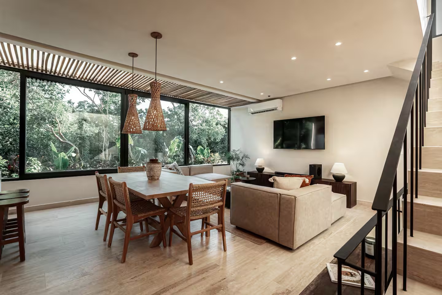 Sala iluminada com janelas para a natureza em Tulum