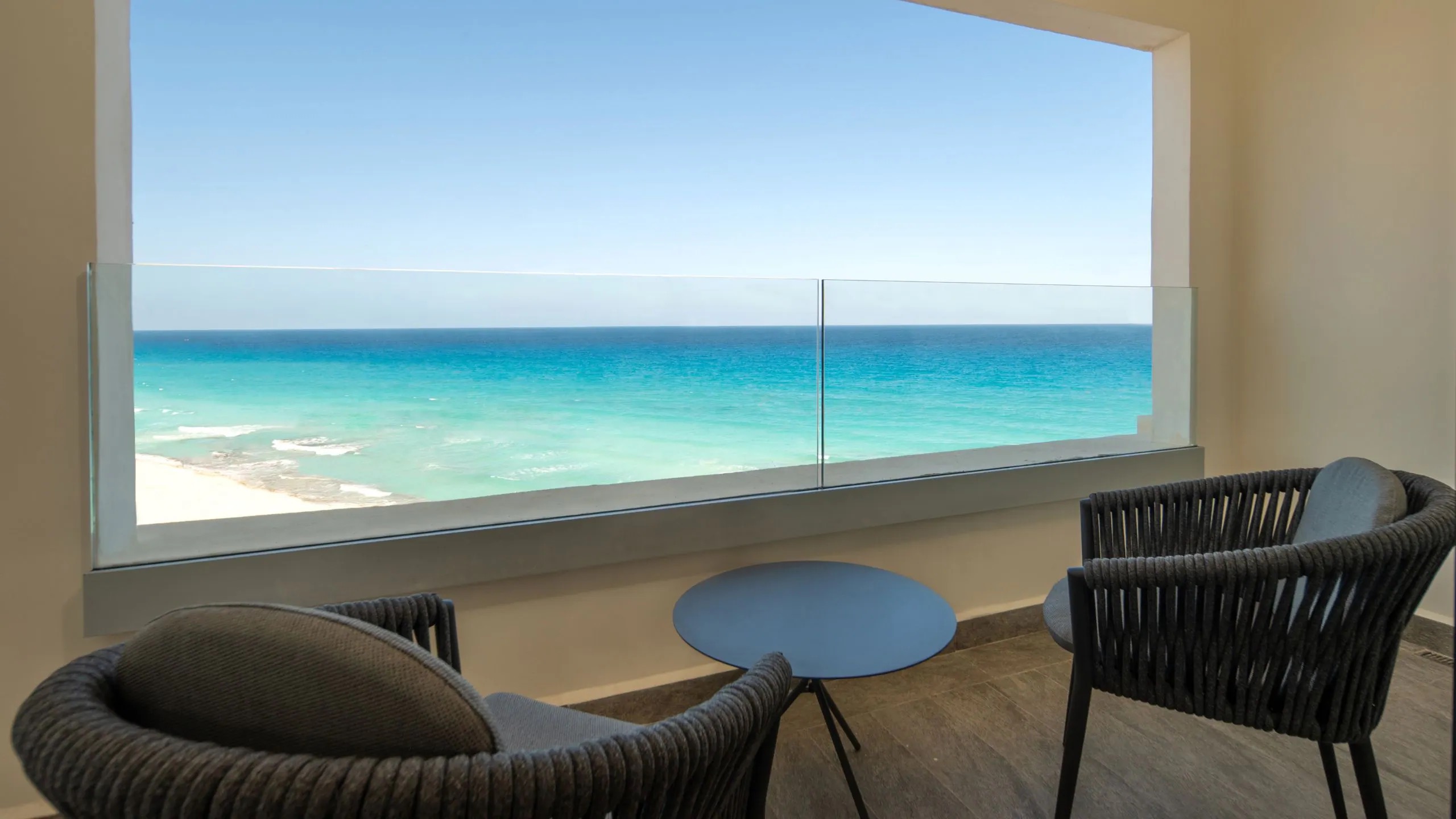 Mesa intimista com vista azul turquesa para um jantar ao ar livre