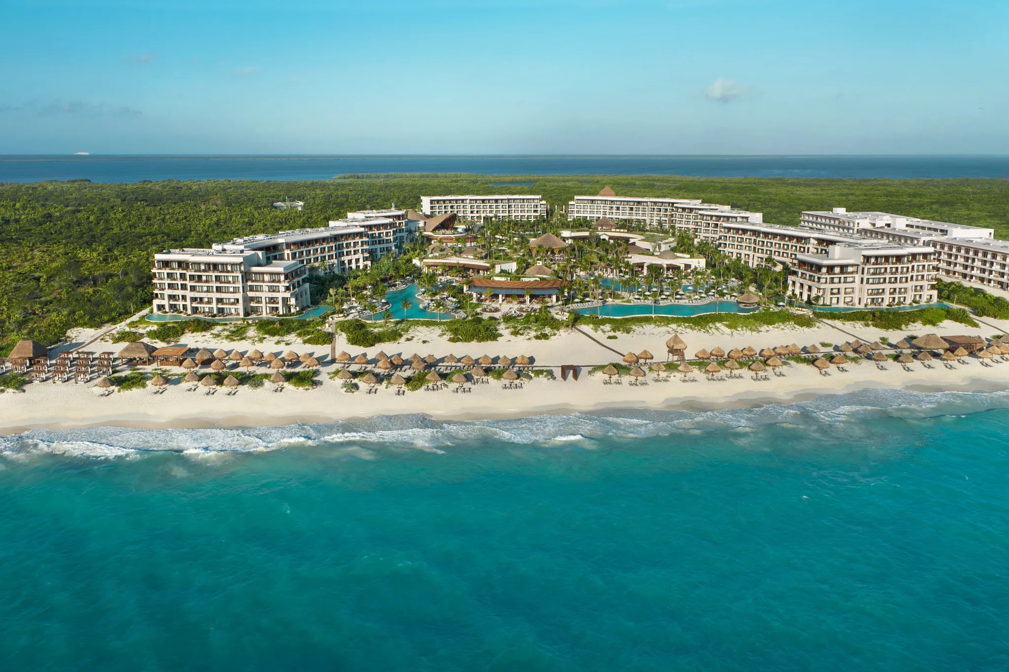 Vista aérea de resort all inclusive com mar turquesa em Costa Mujeres